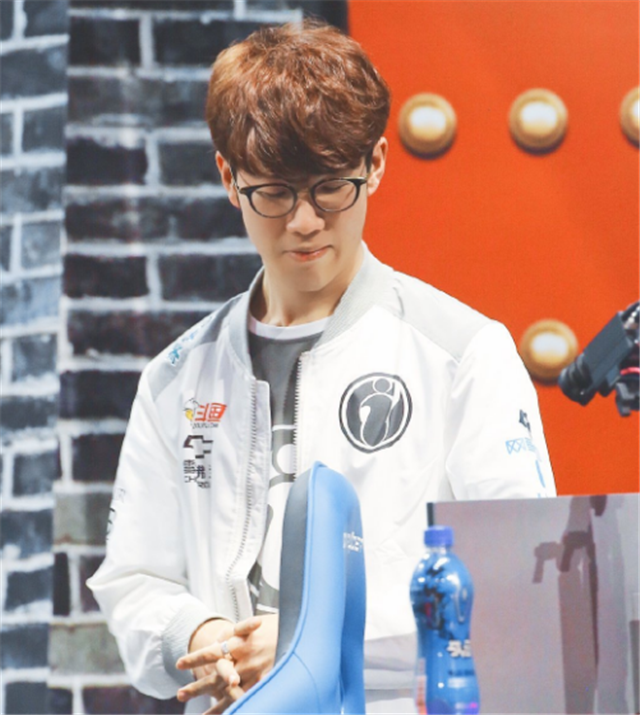 RNG战胜JDG，又是让二追三，管泽元施法YYDS！